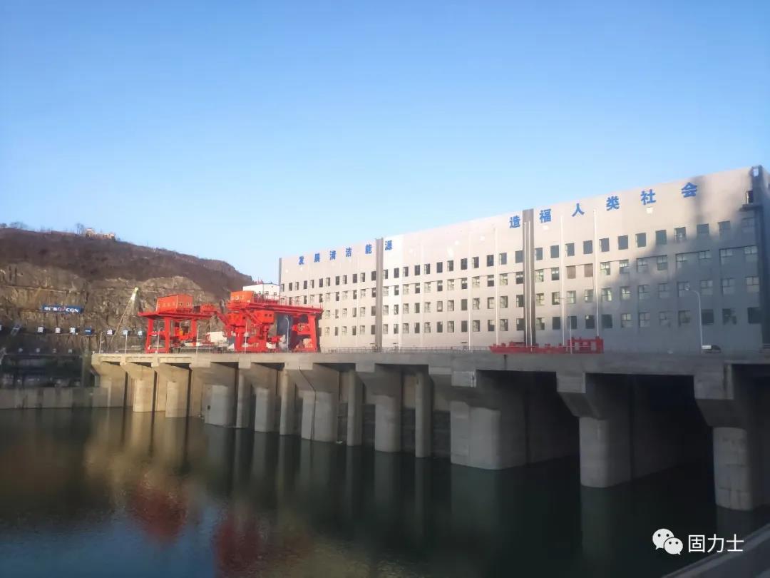 　　漢江白河(夾河)水電站項(xiàng)目效果圖 　　漢江白河(夾河)水電站項(xiàng)目效果圖  　　漢江白河水電站樞紐工程是陜西省“十三五”續(xù)建項(xiàng)目之一，為加快推進(jìn)重點(diǎn)項(xiàng)目建設(shè)，造福兩岸百姓，白河縣加大溝通協(xié)調(diào)力度，最終中廣核集團(tuán)與中國信達(dá)公司以控股的方式共同投資建設(shè)。為保障工程建設(shè)順利實(shí)施，白河縣先后多次召開縣長辦公會、項(xiàng)目建設(shè)推進(jìn)會，做好移民安置、環(huán)境保障、項(xiàng)目服務(wù)等工作，積極為工程建設(shè)創(chuàng)造良好的施工環(huán)境?！?  　　漢江白河(夾河)水電站項(xiàng)目實(shí)景